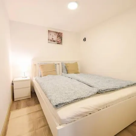 Apartment 1 Bedroom Flat In Nyar Str.,