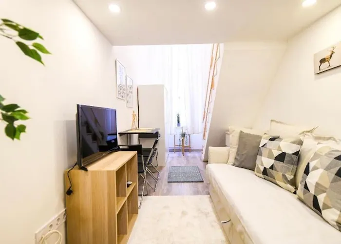 1 Bedroom Flat In Nyar Str., *