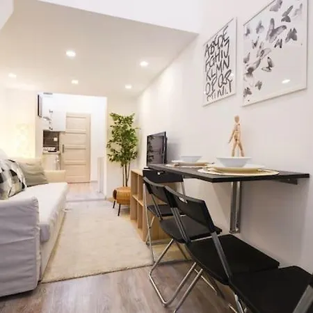아파트 1 Bedroom Flat In Nyar Str., *